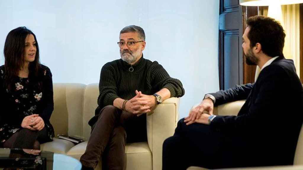 Los diputados de la CUP Maria Sirvent y Carles Riera, junto al presidente del Parlament, Roger Torrent, en la ronda de contactos con los grupos / EFE