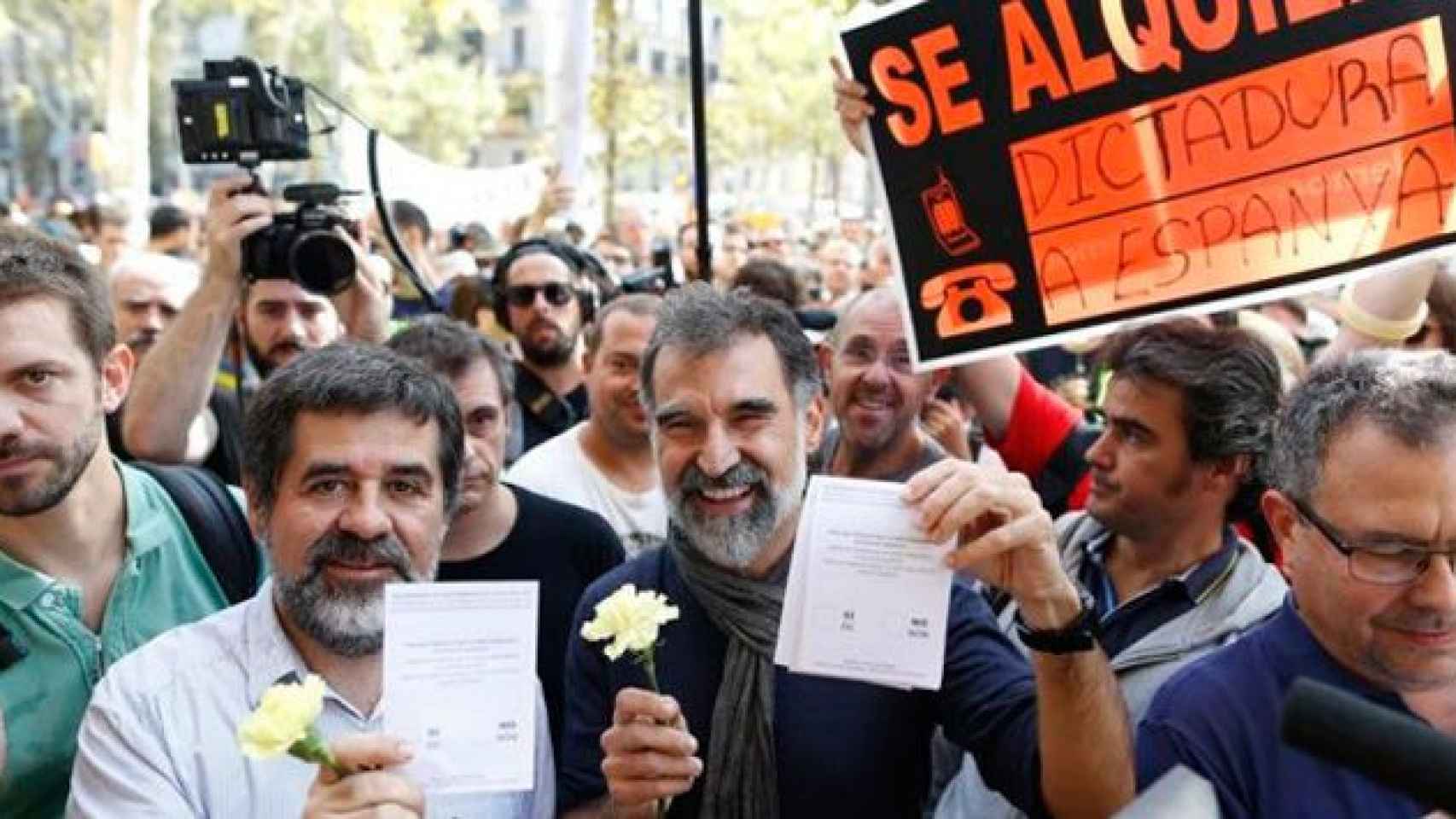 El presidente de la ANC, Jordi Cuixart, y su homologo en Òmnium Cultural, Jordi Cuixart, durante el 1-O / EFE