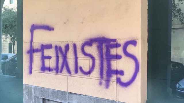 La pintada con el mensaje fascistas con la que ha amanecido este jueves la sede del PP balear en Palma / CG
