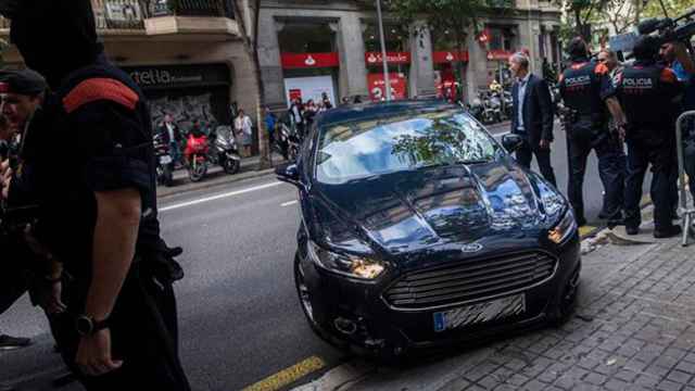 El vehículo que conduce al mayor de los Mossos, Josep Lluís Trapero, a su llegada a la reunión de mandos policiales que la Fiscalía ha convocado para coordinar las actuaciones encaminadas a evitar el 1 de octubre, suspendido por el TC, después de haber or