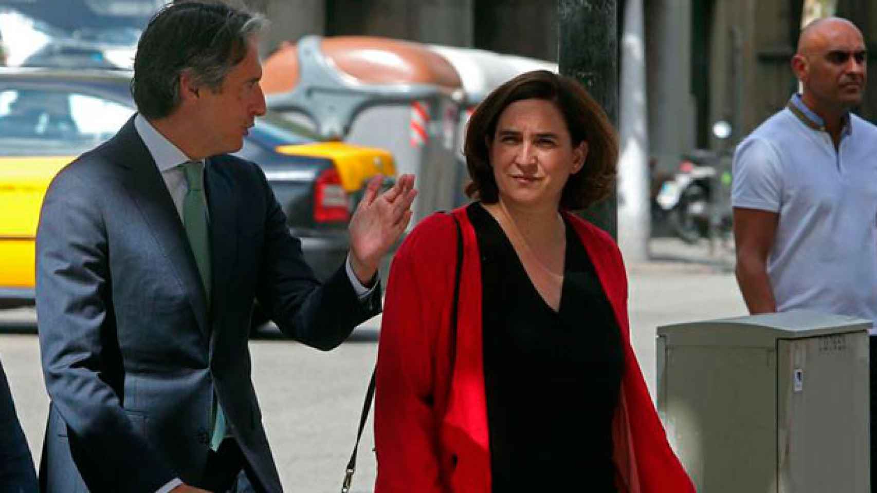 Ada Colau, alcaldesa de Barcelona, junto al ministro de Fomento, Íñigo de la Serna / EFE