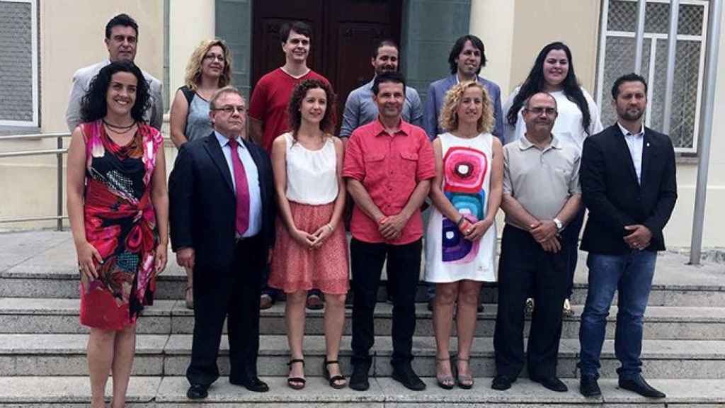 José Ignacio Aparicio, alcalde de Cervelló (Barcelona), en el centro con camisa roja, junto al resto de miembros de la corporación municipal / CG