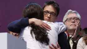 Íñigo Errejón abraza a Pablo Iglesias en la asamblea de Vistalegre II / EFE