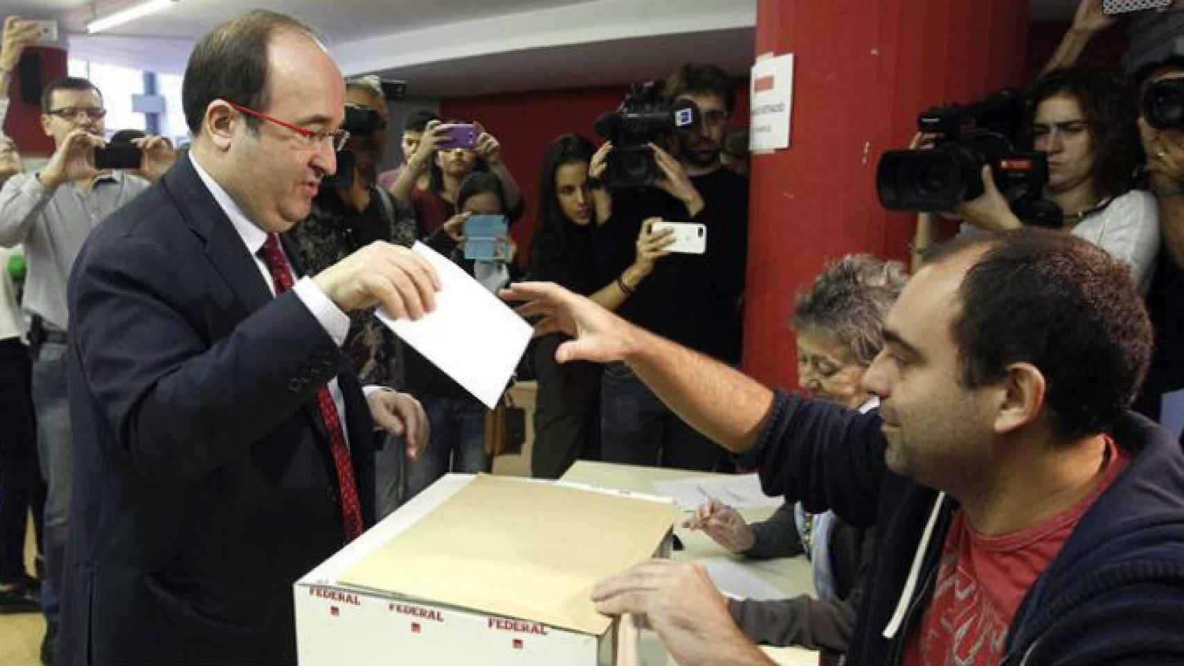 El primer secretario del PSC, Miquel Iceta, vota en las primarias de la formación del sábado / EFE