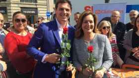 El presidente de Ciudadanos, Albert Rivera, y la alcaldable por Barcelona, Carina Mejías, en la parada del partido para la fiesta de Sant Jordi