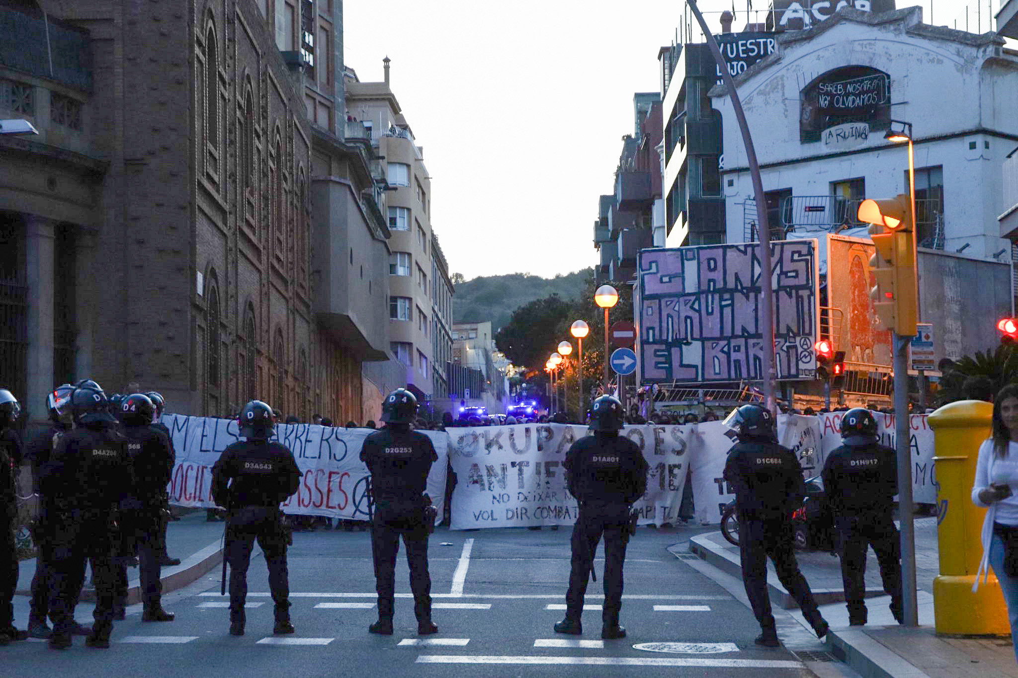 Antidisturbios de los Mossos d'Esquadra frente a los manifestantes antisistema en la Bonanova / GALA ESPÍN