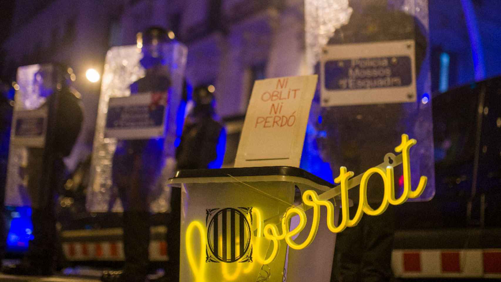 Una urna de votación ante la Jefatura Superior de Policía de Via Laietana durante una manifestación por el referéndum del 1-O en Cataluña / LORENA SOPENA - EUROPA PRESS