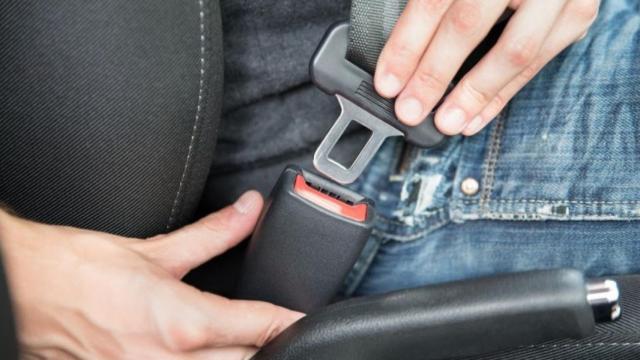 Una persona abrochándose el cinturón de seguridad / EUROPAPRESS