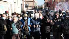 Manifestantes se concentran a la entrada de la nave okupada en Badalona  / PABLO MIRANZO (CG)