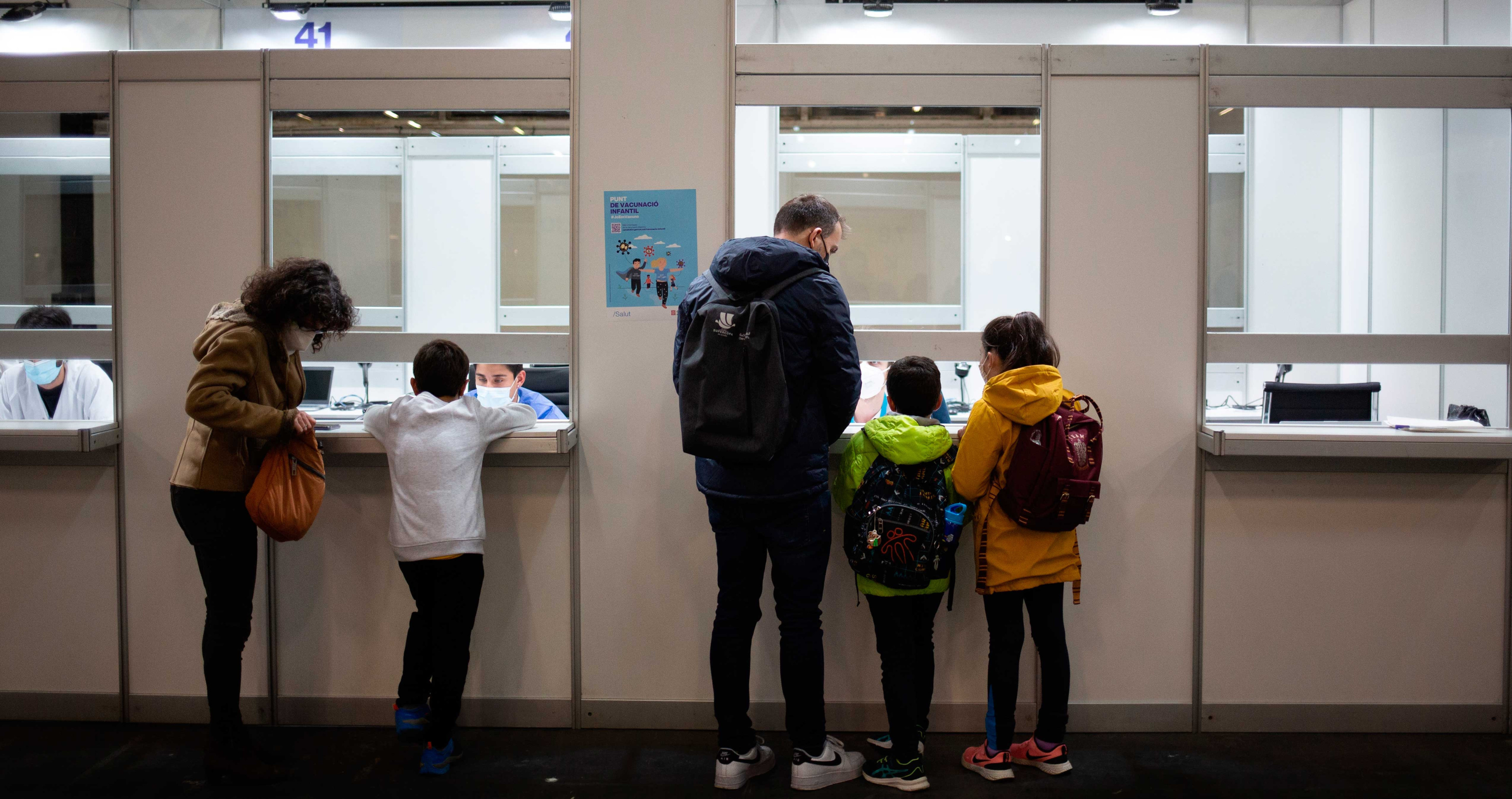 Varios niños acuden a recibir la vacuna contra el Covid / EUROPA PRESS