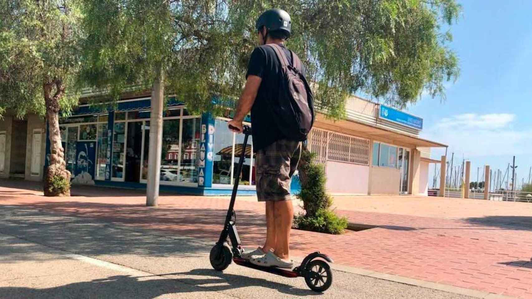 Un menor circula en patinete por el paseo Marítimo de Mataró / EUROPA PRESS