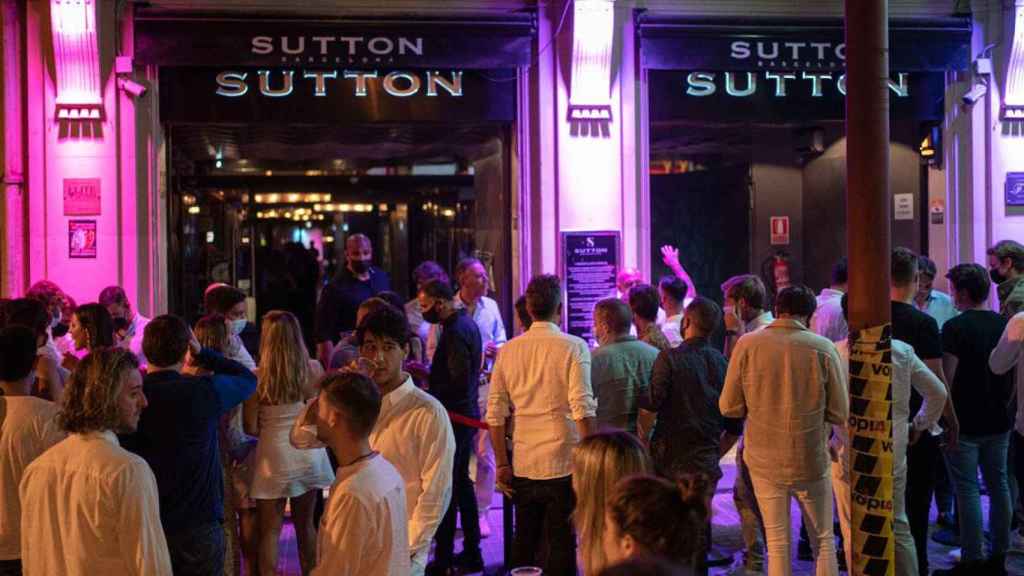 Jóvenes ante la discoteca Sutton de Barcelona