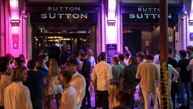 Jóvenes ante la discoteca Sutton, situada junto a la Diagonal de Barcelona / EP