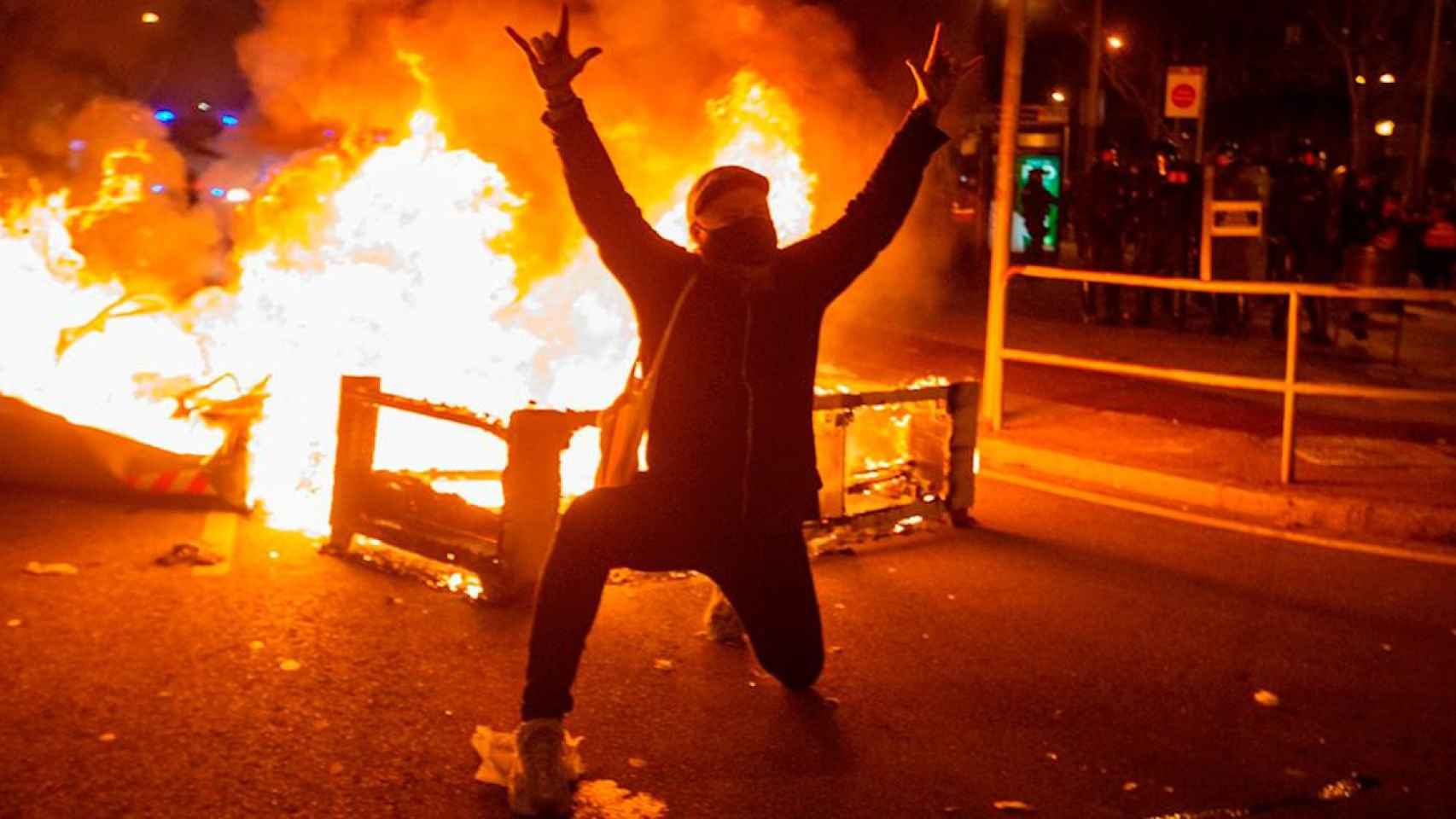 El 'héroe' del día: un manifestante se fotografía ante una hoguera en Barcelona durante los disturbios por el encarcelamiento de Pablo Hasél / ENRIC FONTCUBERTA - EFE