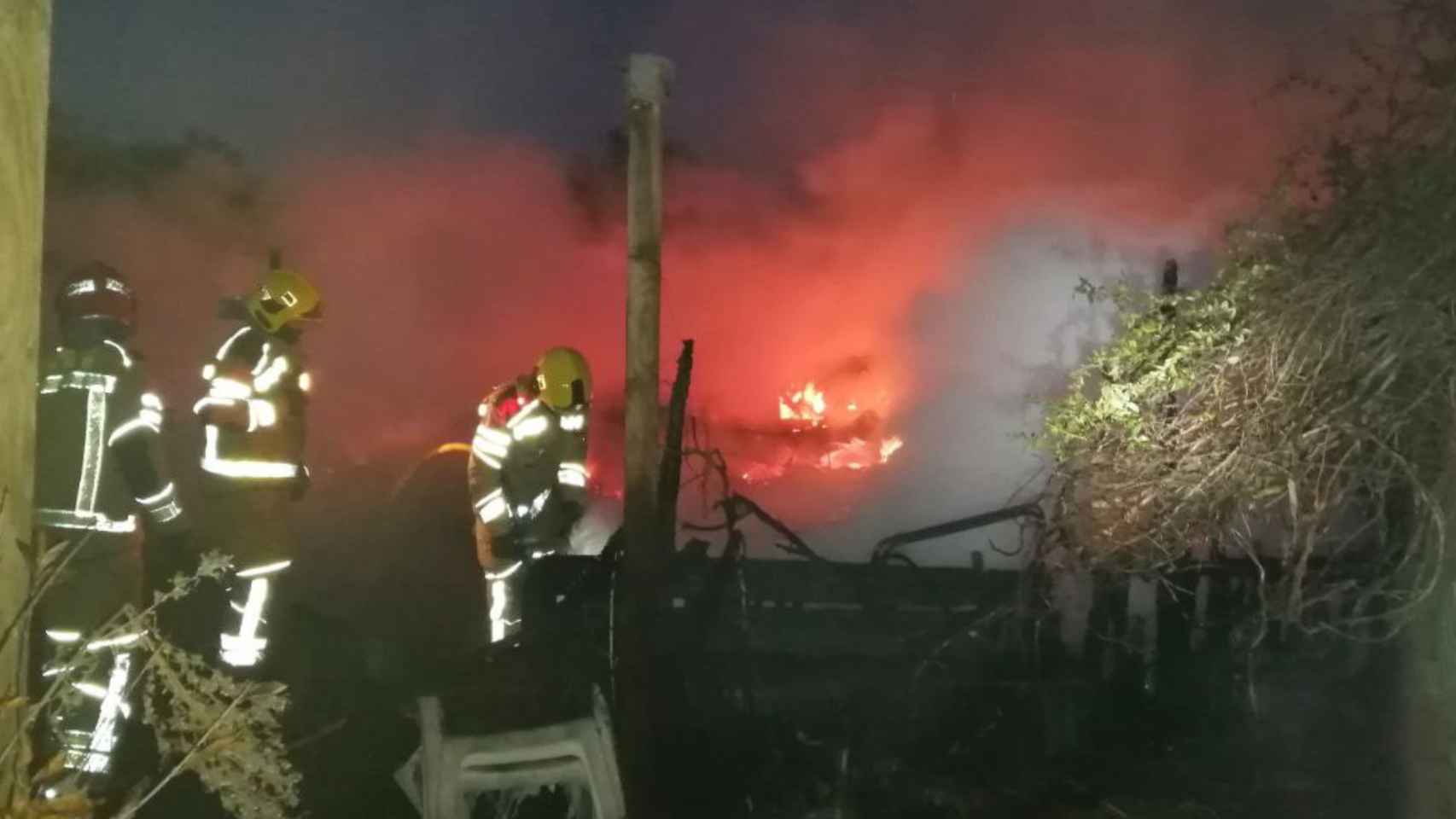 Efectivos de bomberos tran de sofocar un incendio / BOMBERS