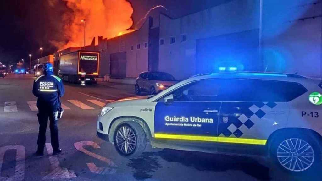 Incendio en una fábrica de motos en Molins de Rei / GUARDIA URBANA MOLINS DE REI