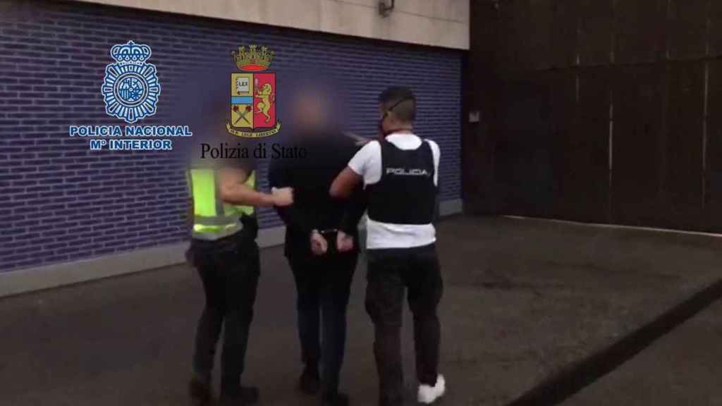 El miembro de la mafia calabresa detenido es trasladado a dependencias policiales / EP