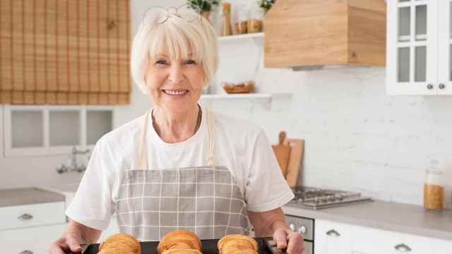 Una mujer cocina en su casa / FREEPIK