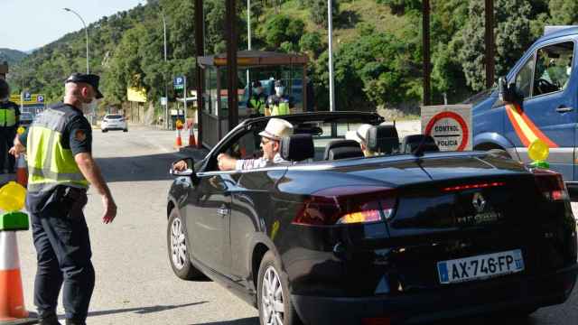 Un policía y un vehículo en la frontera de España con Francia en la Jonquera (Girona) / EP