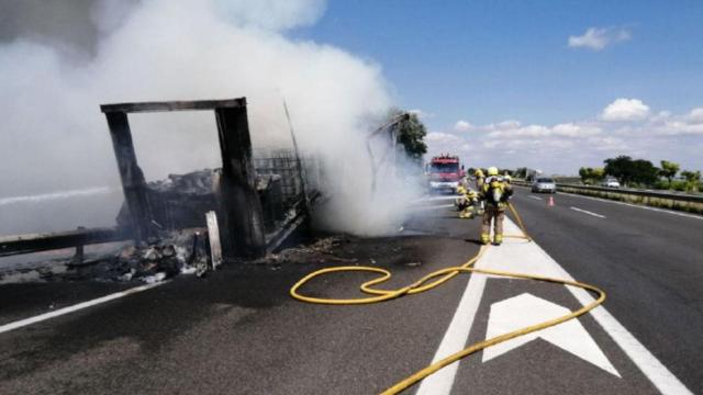 Un camión en llamas en medio de la carretera en Lleida / BOMBERS