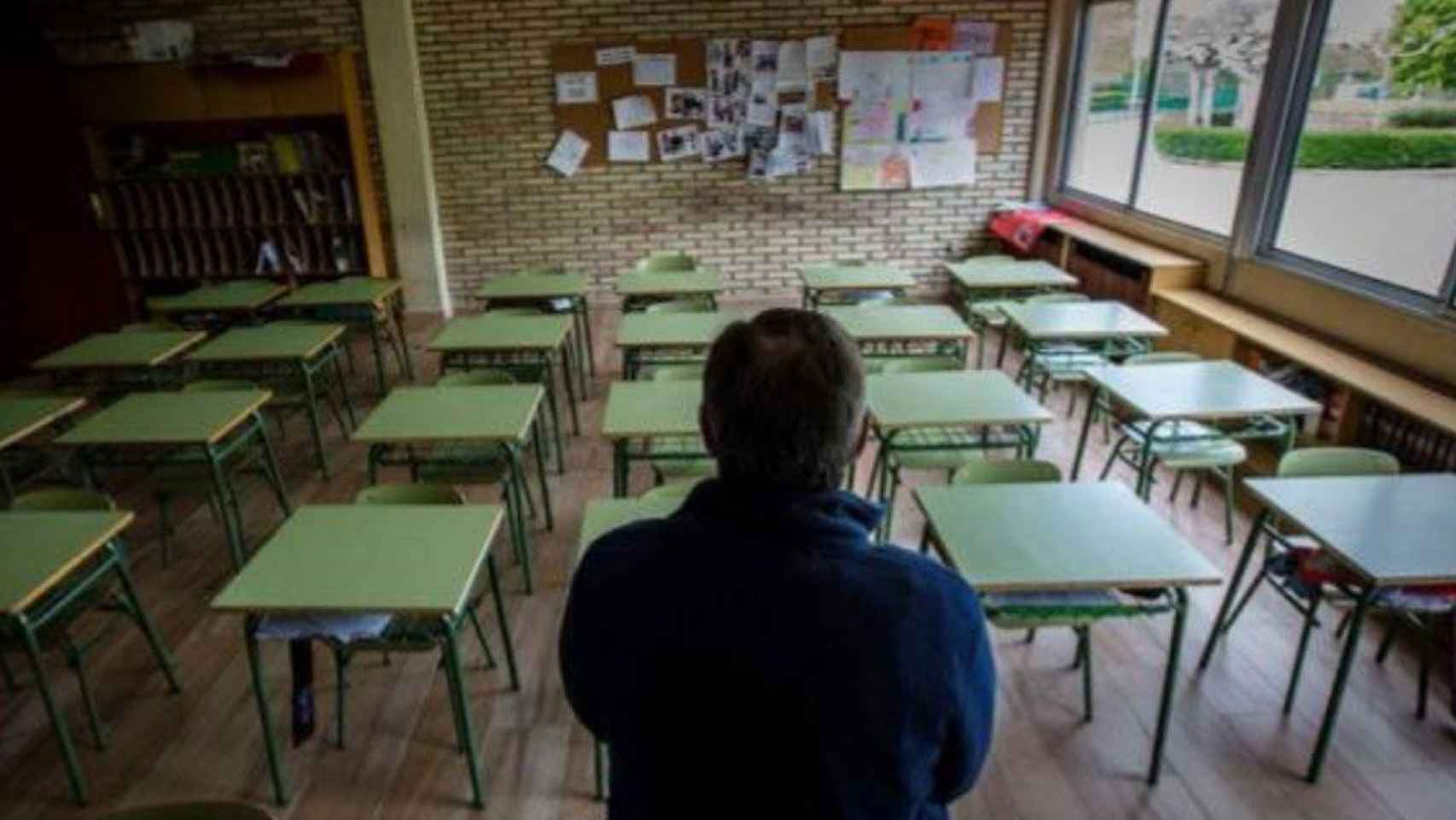 Un docente en un aula vacía durante la pandemia por el Covid-19 / EFE