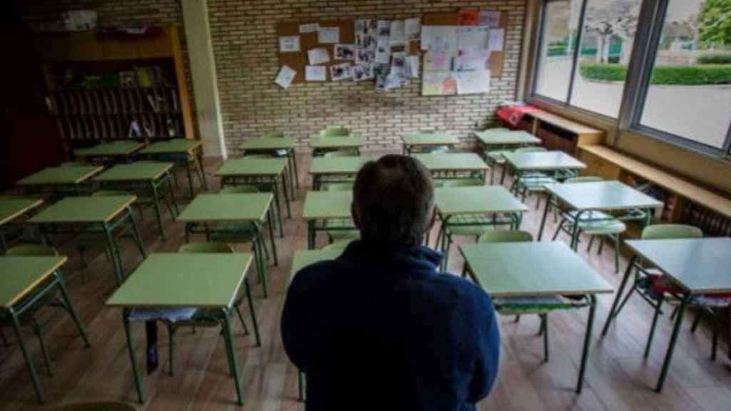 Un docente en un aula vacía durante la pandemia por el Covid-19 / EFE