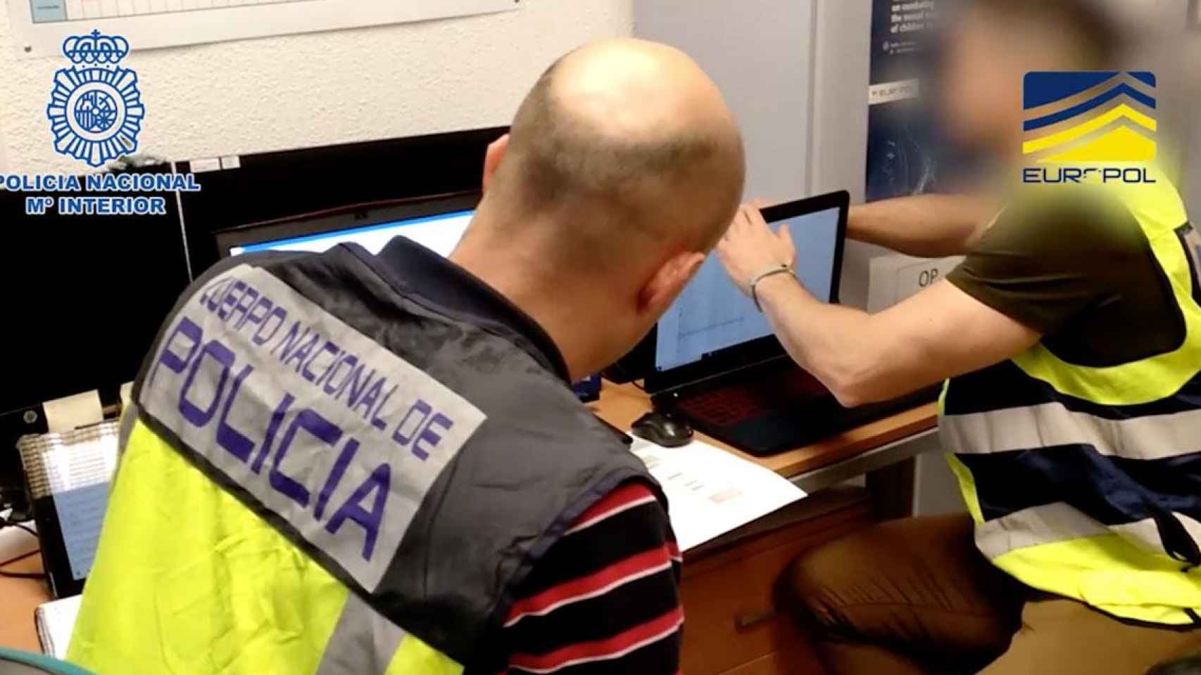 Agentes revisan el material pedófilo del detenido en Barcelona / POLICÍA NACIONAL