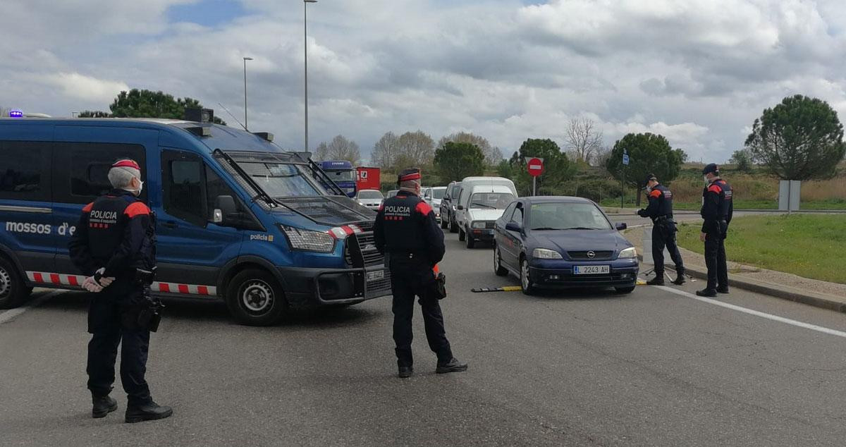 Un control de los Mossos d'Esquadra durante las restricciones por confinamiento / MOSSOS