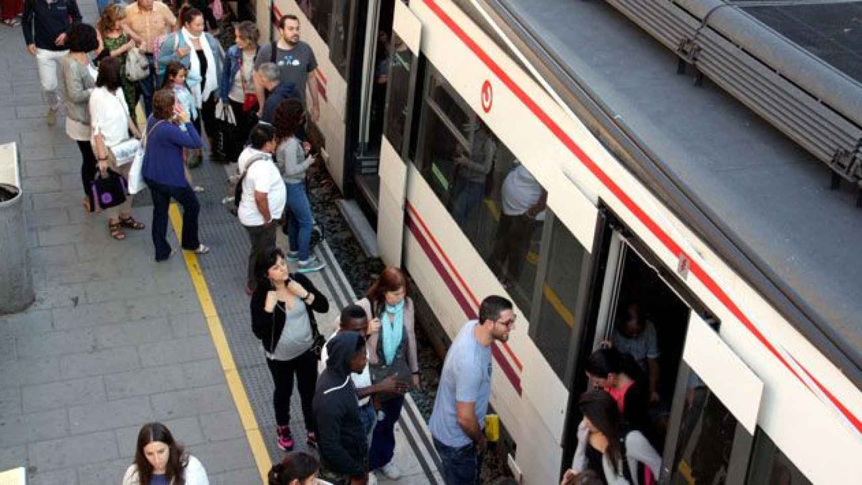 Pasajeros de Renfe esperan ante un vagón del servicio / EFE