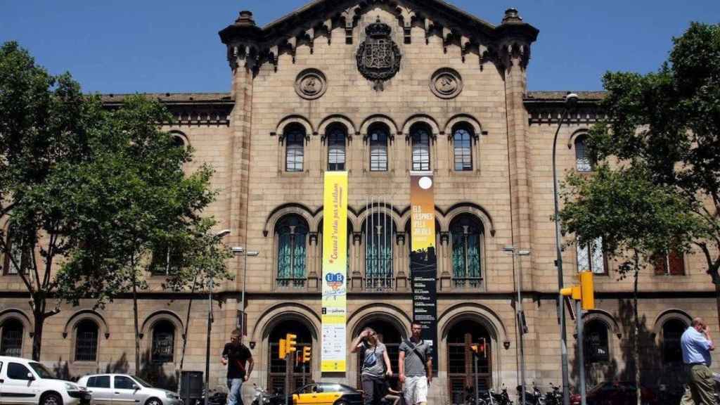 Fachada de la Universitat de Barcelona, cuyo Observatorio sobre Bioética y Derecho rechaza la gestación subrogada / EUROPA PRESS