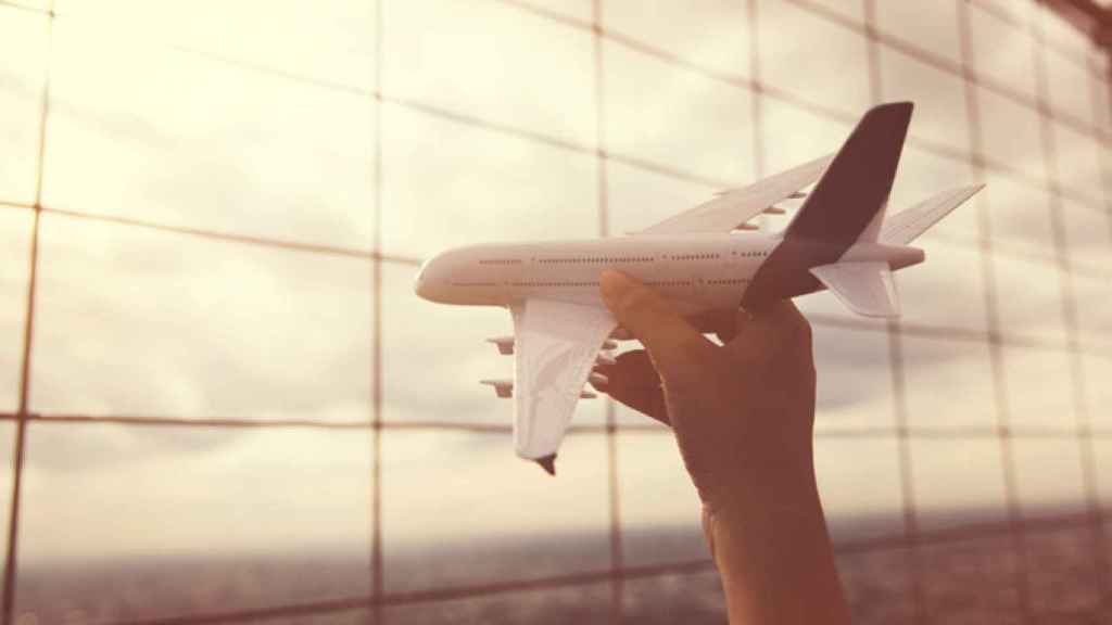 Un avión de juguete en un aeropuerto / FREEPIK