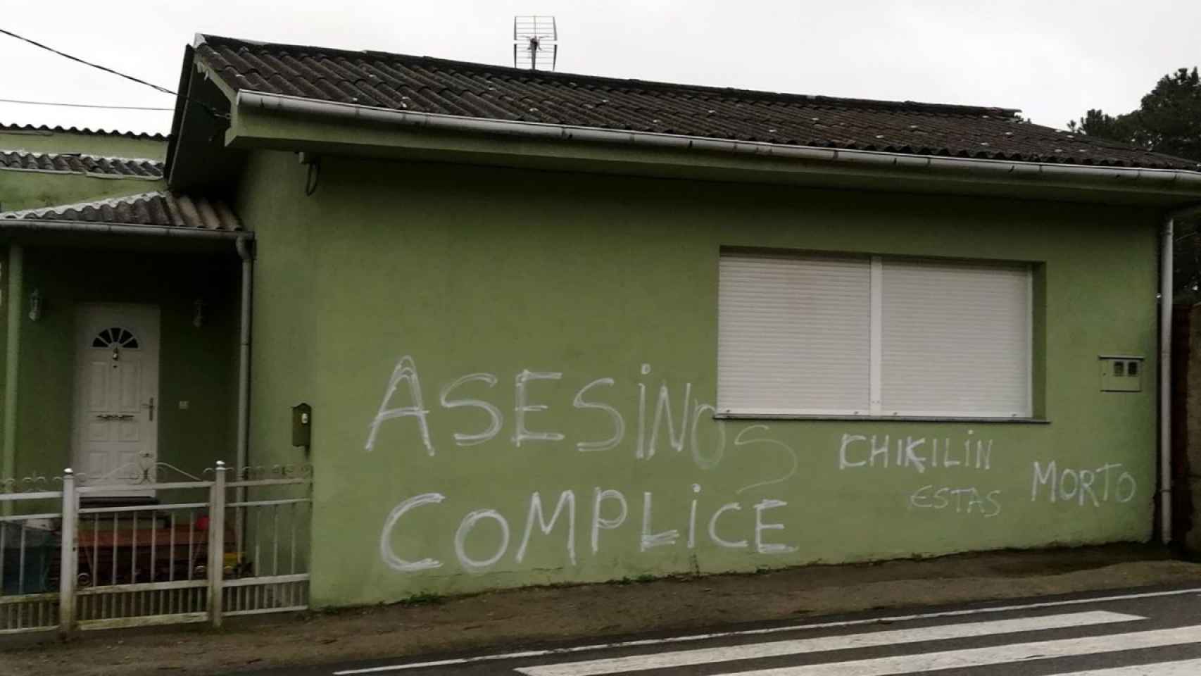 Pintadas en la casa de Rianxo, en la mañana del jueves cuando 'El Chicle' y su mujer fueron citados a declarar / EFE