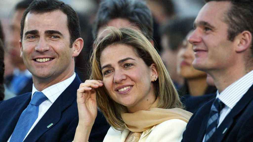 El rey Felipe VI cuando todavía era Príncipe, la infanta Cristina e Iñaki Urdangarin, en una imagen de archivo / EFE