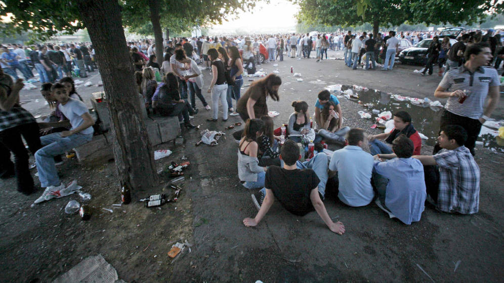 Jóvenes participando en un botellón / EFE