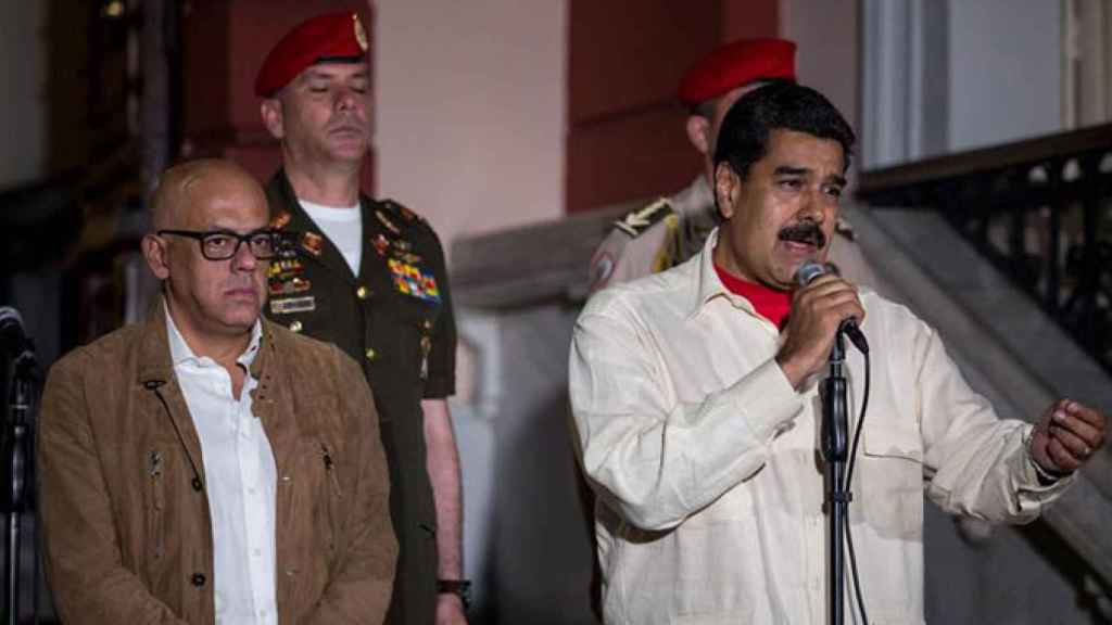 El presidente de Venezuela Nicolás Maduro (d) aseguró el lunes que el proceso de diálogo abierto en el país es positivo / EFE