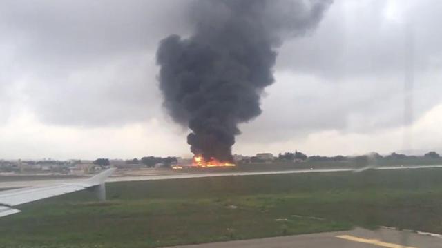 Una columna de humo producida por una avioneta estrellada en el aeropuerto de Malta / TWITTER