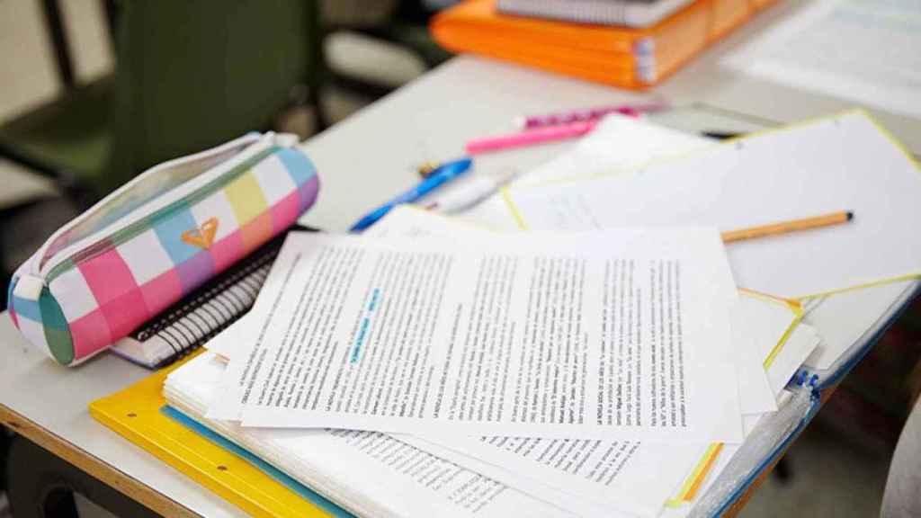 Libros y apuntes encima de una mesa en una imagen de archivo.