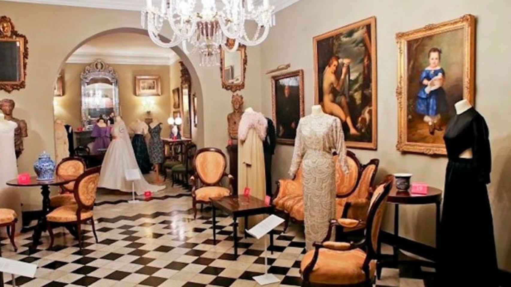 La exposición De Balenciaga a Jean Paul Gaultier podrá verse en la Fundació Rocamora hasta finales de enero.