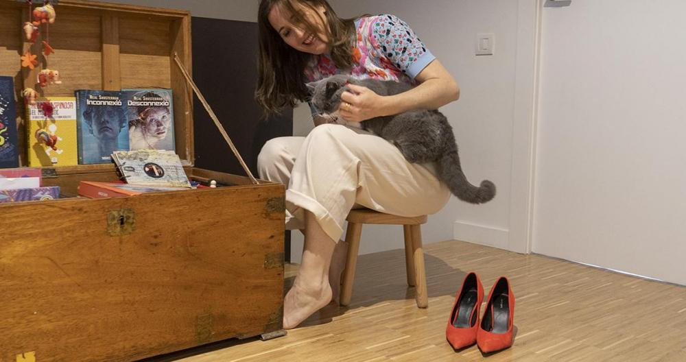 Amalia Rubio juega con su gata en su casa de Vilassar de Mar / LENA PRIETO (CG)