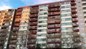 El edificio de los 120 pisos turísticos de la calle Tarragona, en el barrio de Sants de Barcelona / Cedida