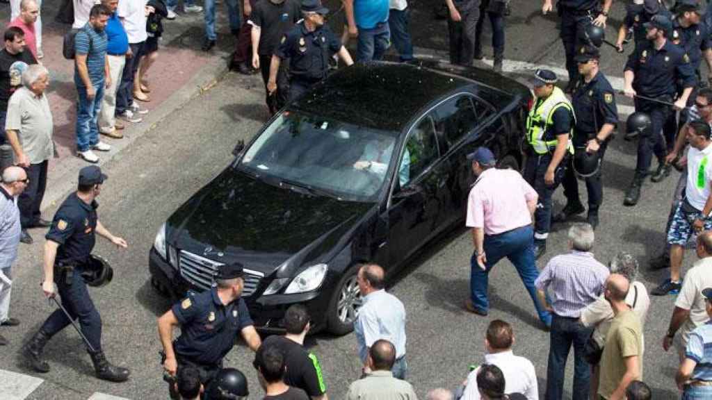 Imagen de una protesta de taxistas contra un vehículo VTC, como los que usan Uber y Cabify / CG