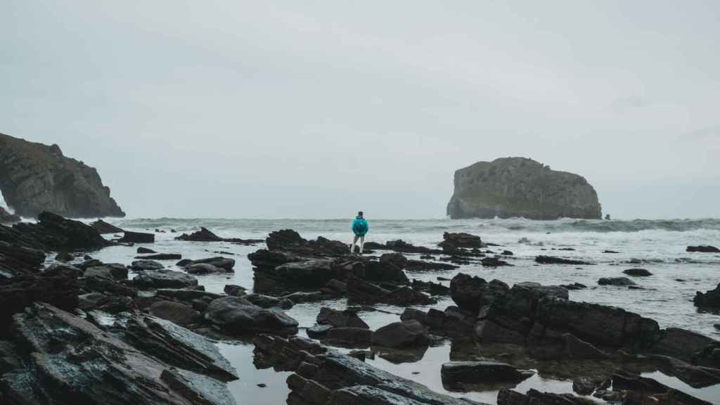 Turista en la playa de San Juan de Gaztelugatxe / PEXELS