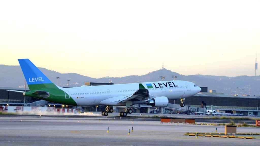 Un avión de la aerolínea Level inicia el despegue / EP