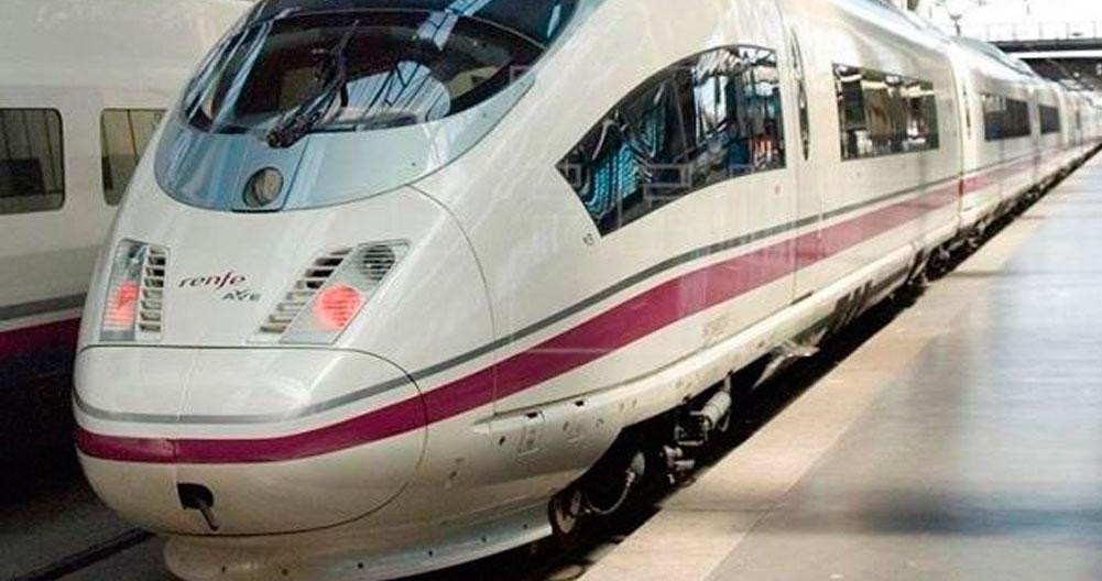 Un tren de AVE parado en una estación / RENFE