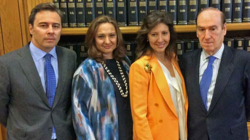 Dimas Gimeno (izquierda) con sus primas Marta y Cristina Álvarez / EUROPA PRESS