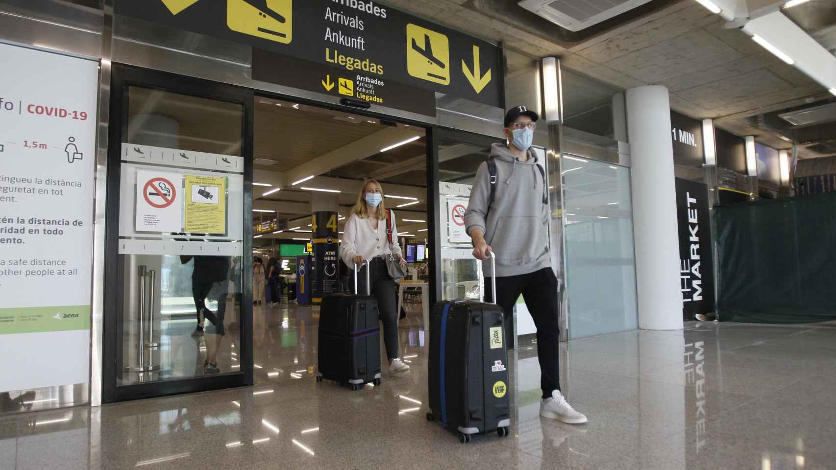 Viajeros en el aeropuerto de Loiu en Bizkaia. / EP