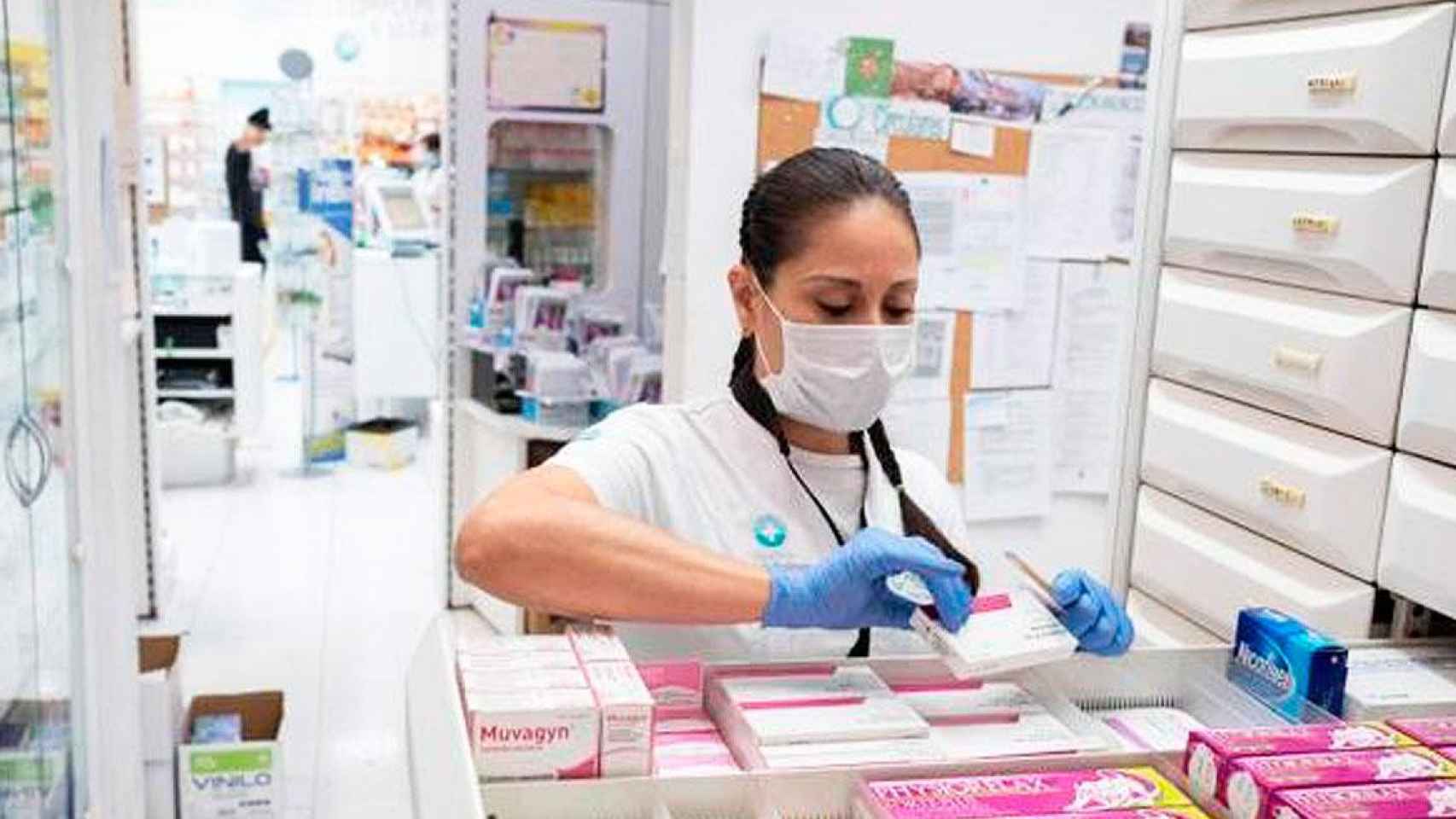 Una farmacéutica accediendo al stock de medicamentos en su botica / EFE