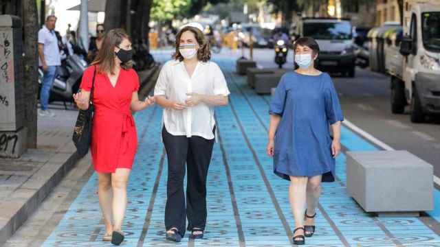 Ada Colau (c), alcaldesa de Barcelona, con la teniente de alcalde Janet Sanz (i) y la concejal de Movilidad (d), Rosa Alarcón / AjBCN