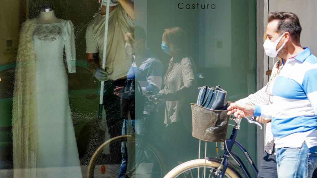 Una familia pasea por una tienda cerrada por el coronavirus / EUROPA PRESS