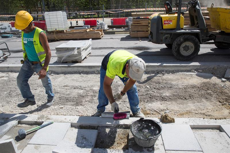 Dos trabajadores en una obra, uno de los sectores con más empleos para la inmigración / EFE